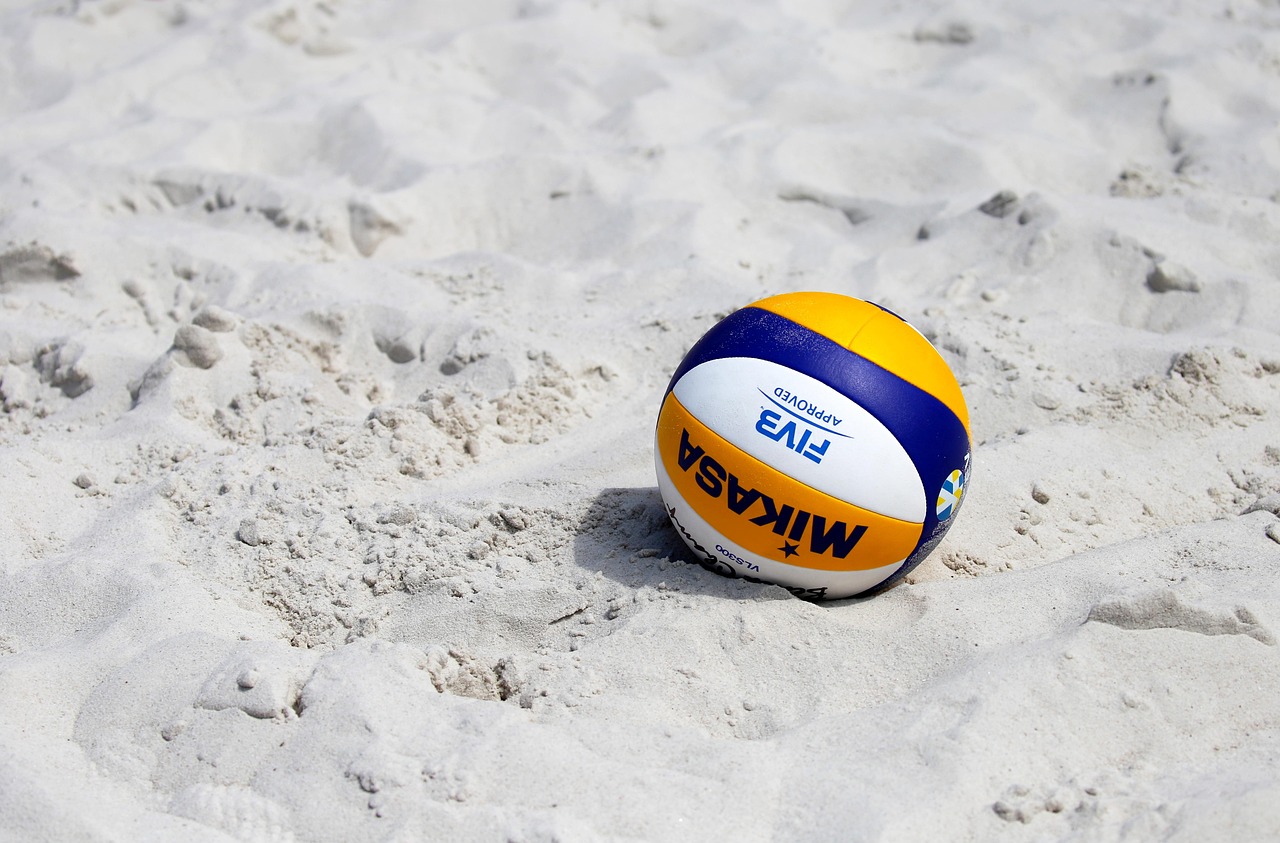 Hero Section Hintergrundbild - Beachvolleyball im Sand